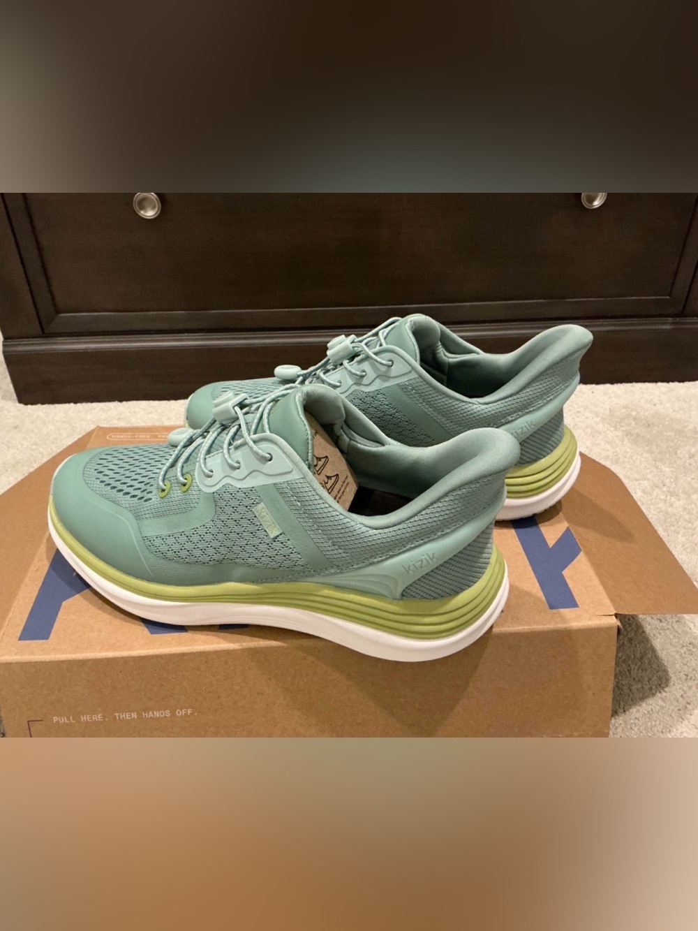 NIB Kizik London Pale Green Slip-On Walking Shoe size 9